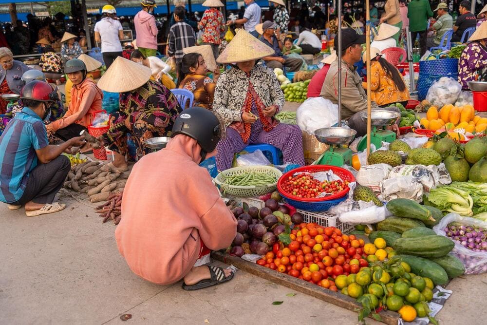 Kh&ocirc;ng kh&iacute; tấp nập tại khu b&aacute;n rau, củ, quả chợ Long Bi&ecirc;n (Nguồn: Freepik)